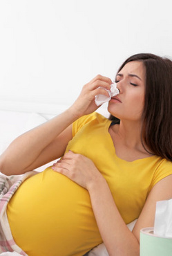 Przeziębiona kobieta w ciąży